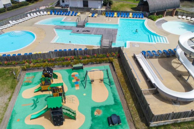 Piscine et terrain de jeux enfants camping Azur Landes Piscine et terrain de jeux enfants camping Azur Landes