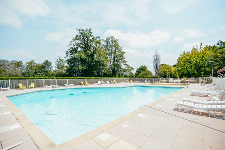 Piscine et transat camping étang blanc Seignosse Piscine et transat camping étang blanc Seignosse