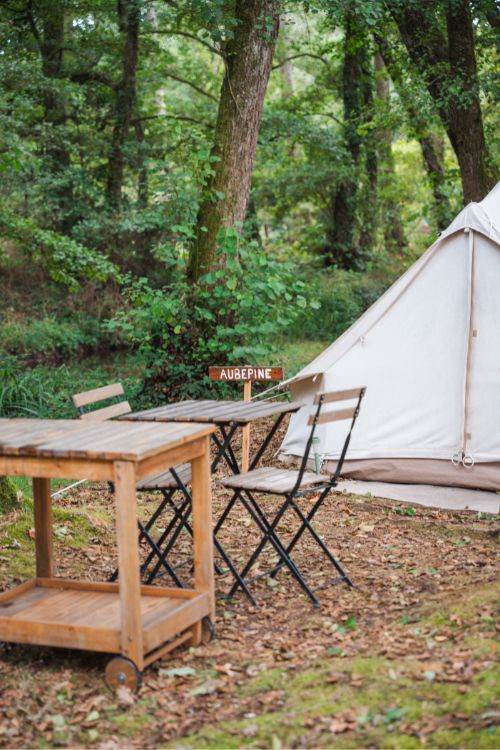 Tipi et cuisine extérieure en camping à Azur Tipi et cuisine extérieure en camping à Azur
